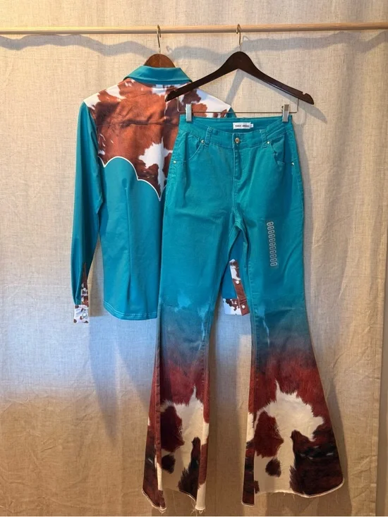 Bundle! Jade & cowhide Patterned Flare Jeans and performance rodeo top - Picture 1 of 2
